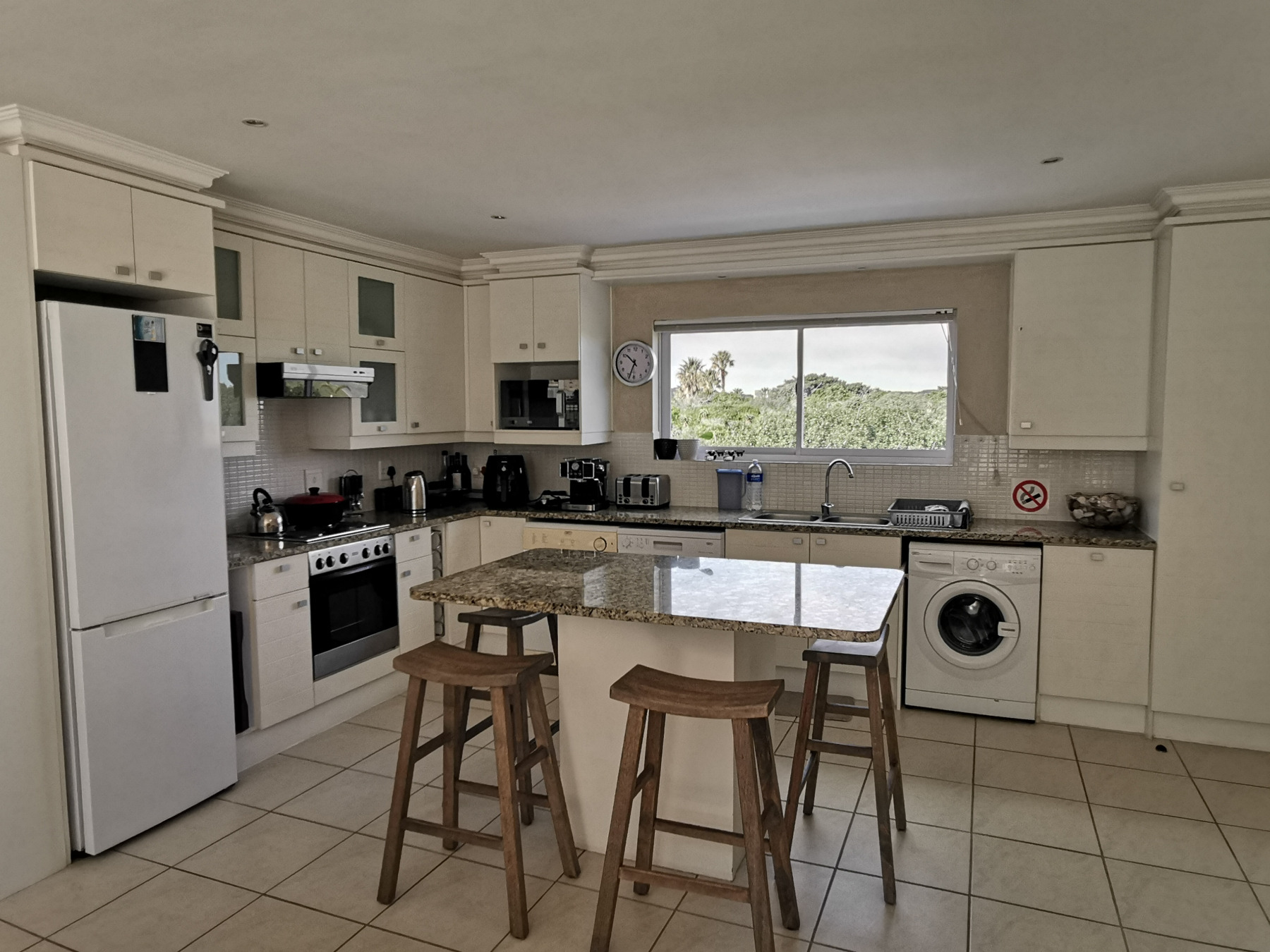 modern two bedroom apartment in marina martinique, jeffreys bay 004