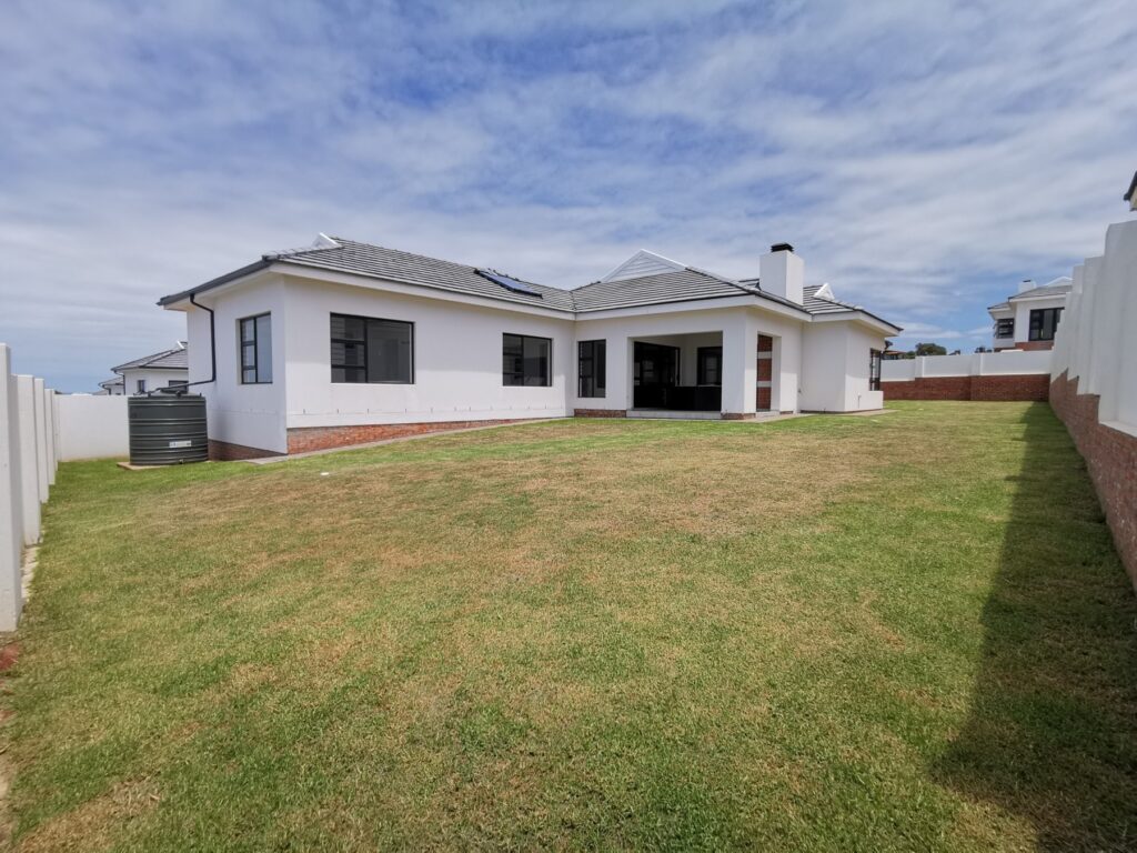 modern home with three bedrooms figtree estate jeffreys bay 001